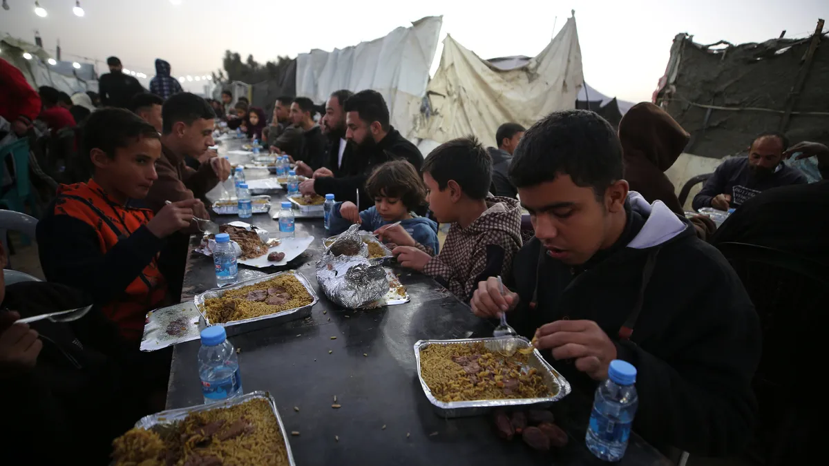 Katliamın gölgesinde ilk iftar: Gazze'de buruk Ramazan sevinci