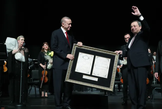 baskan-erdogan-ve-basbakan-draghi-italyan-turk-dostluk-zirvesi-ozel-konserini-izledi-1657056814489.jpg