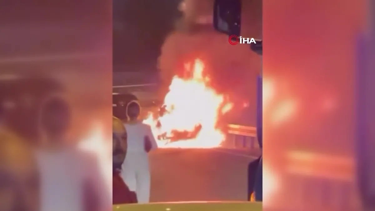 Bakırköy’de otomobil alev topuna döndü! | Video videosunu izle | Son Dakika Haberleri