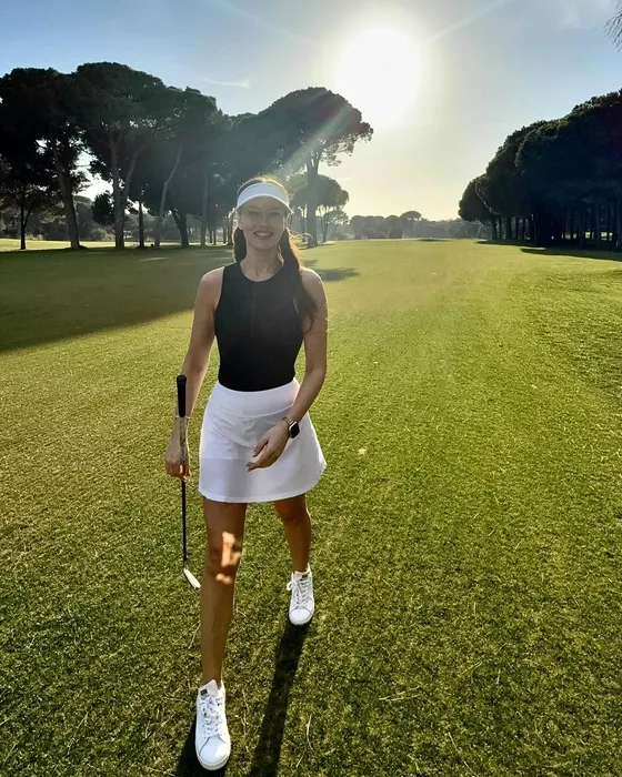 Şimdi de golfteki hünerlerini sergiledi! Fahriye Evcen’in fit mi fit paylaşımlarına beğeni yağdı!