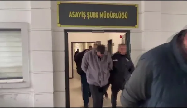 kocaeli-merkezli-fuhus-operasyonu-14-kadin-kurtarildi-10-supheli-tutuklandi-1766772781571.jpg