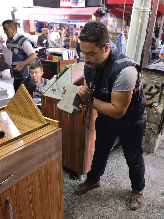 Polis baskınını fark edince, tezgahlarını bırakıp kaçtılar