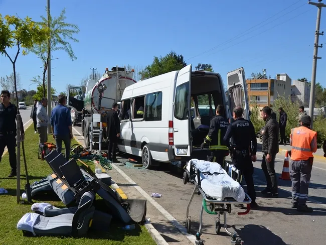 antalyada-feci-kaza-tur-minibusu-tankerine-carpti-5i-turist-6-yarali-1744719871168.jpg