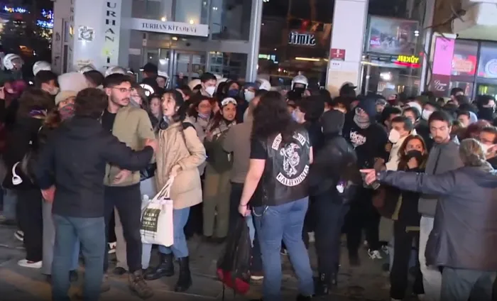 Yasa dışı eyleme 30 gözaltı! CHP’nin provokasyonu yine tutmadı: Kadın iç çamaşırı giyen bir erkek çıktı