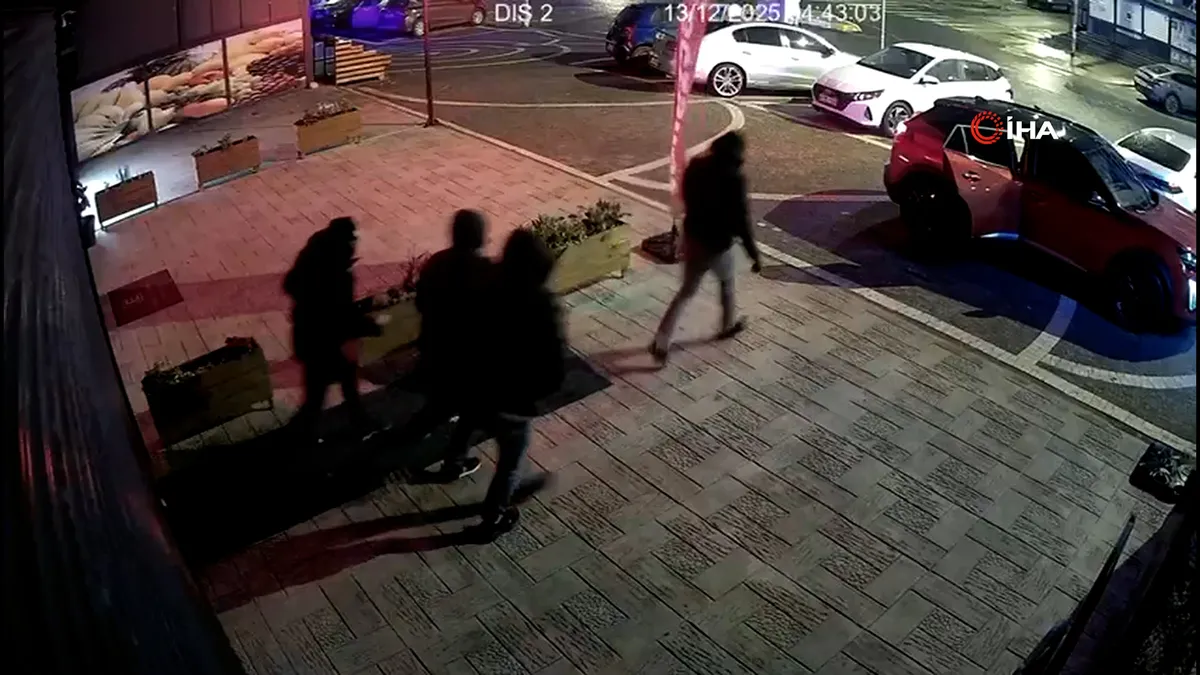 Esenyurt’ta kuyumcu soygunu girişimi! Hırsızlar alarm çalınca böyle kaçtı videosunu izle Esenyurt’ta kuyumcu soygunu girişimi! Hırsızlar alarm çalınca böyle kaçtı videosunu izle