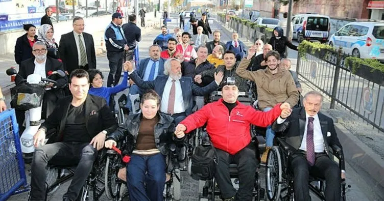 Tiyatro ve sinema sanatçıları tekerlekli sandalye ile gezdi