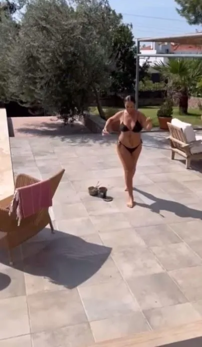 Hülya Avşar’dan bikinili yaza veda dansı! 59’lık Hülya Avşar siyah bikinisiyle gençlere taş çıkardı!