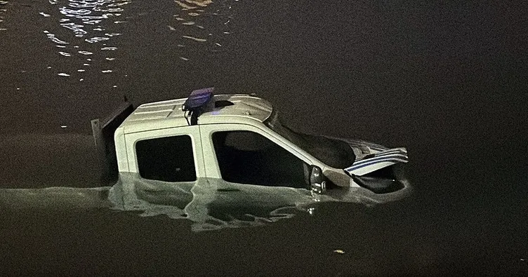 Kaza yapan zabıta aracı denize düştü