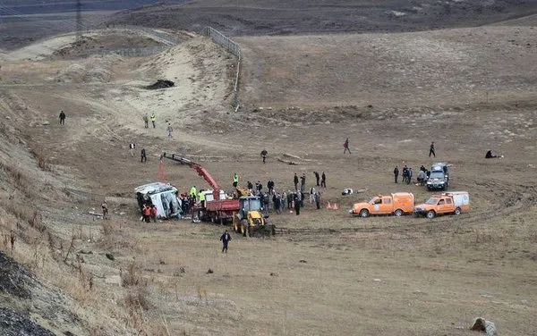 Cenaze taşıyan otobüs devrildi