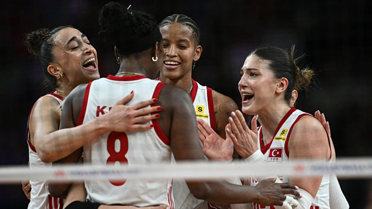A Milli Kadın Voleybol Takımı oyuncuları galibiyet sonrası sevinç yaşıyor.