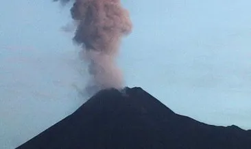 Merapi Yanardağı 2 bin metre yüksekliğe kül püskürttü