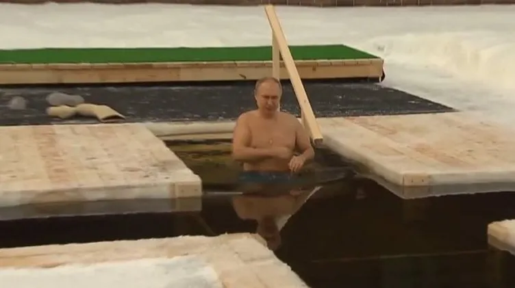 Dünya Putin'in bu fotoğraflarını konuşuyor! Eksi 20 derece olan suya girdi