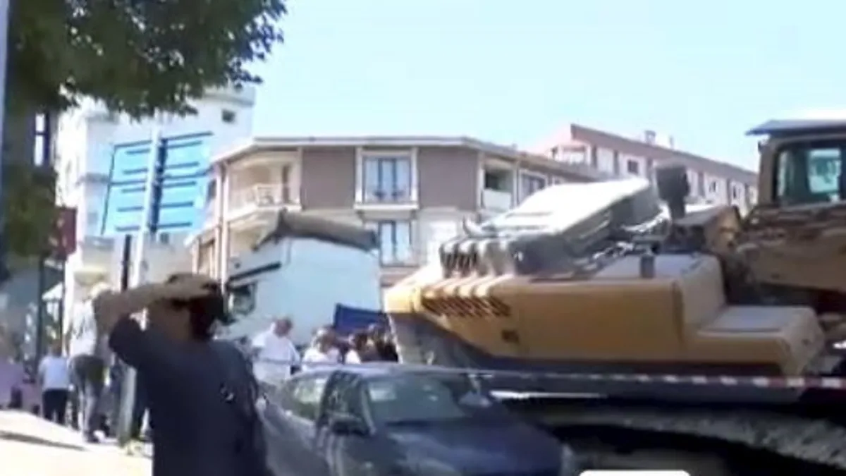 Kentsel Dönüşümde İş Makinesi Kazası Kentsel dönüşüm sırasında devrilen iş makinesi