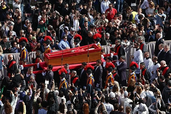 Papa Franciscus hayatını kaybetmişti: Cansız bedeni ziyaretçilere açıldı