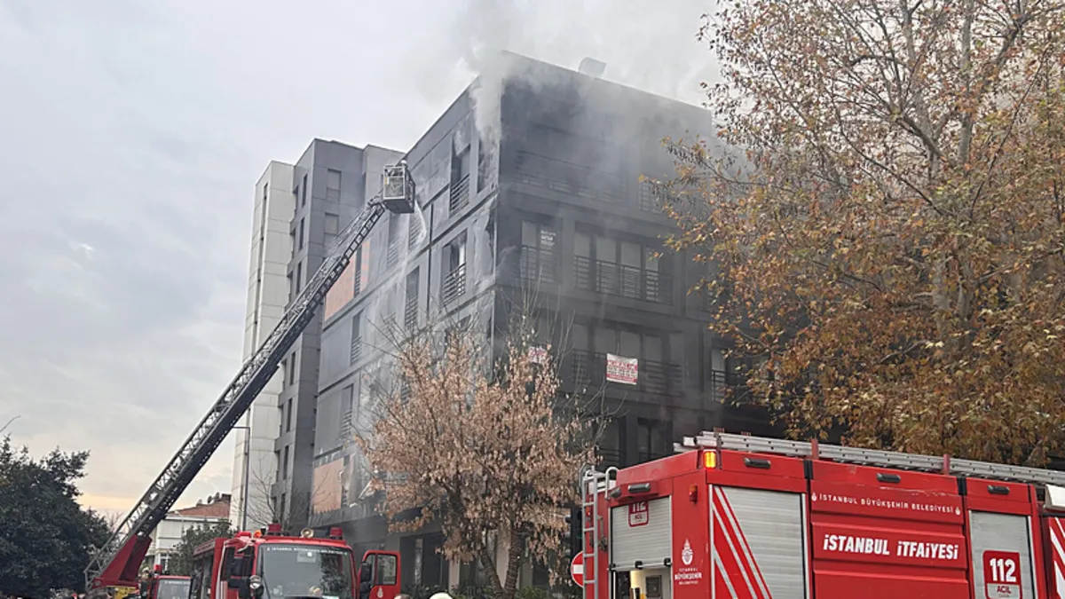 Kadıköy’de 5 katlı binada yangın! Ekiplerin alevlere müdahalesi sürüyor