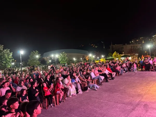 trabzon-buyuksehir-belediyesi-sehir-tiyatrosu-yaz-turnesini-unlu-show-ile-tamamladi-1785083266031.jpg