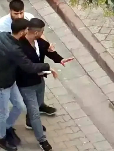 iki-grup-sokak-ortasinda-silahli-kavgaya-tutustu-1729243435834.jpg