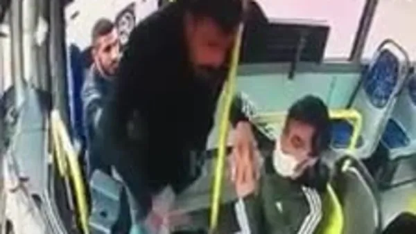 İzmit'te yol kesip şoförü ve yolcuyu darp eden saldırgan kamerada | Video