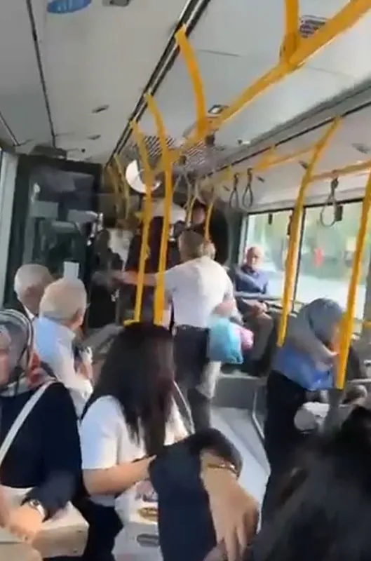 bursada-otobusteki-durak-tartismasi-kavgaya-dondu-o-anlar-kameraya-yansidi-1729232720762.jpeg