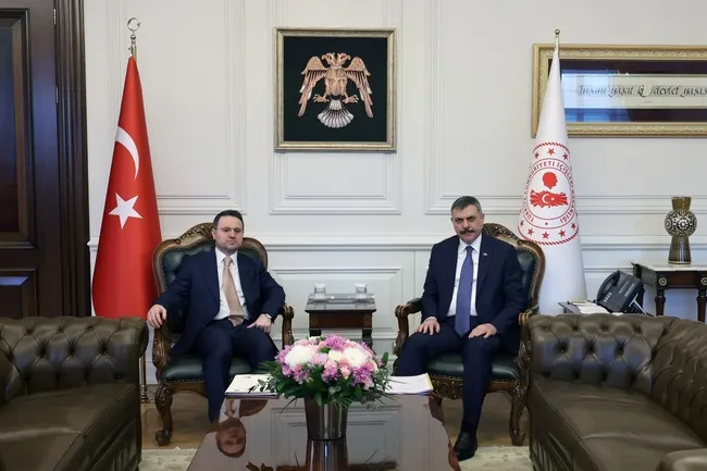 icisleri-bakani-mustafa-ciftci-ile-adalet-bakani-akin-gurlek-dolandiricilikla-mucadele-merkezi-projesini-gorus-1777977489758.jpg