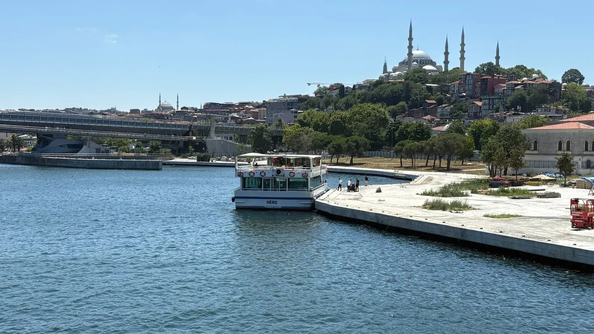 Haliç’te arama çalışmaları: Tur teknesi köprü ayağına çarptı, gemi personeli denize düştü Haliç’te arama çalışmaları: Tur teknesi köprü ayağına çarptı, gemi personeli denize düştü