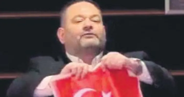 Yunan provokatöre bayrak soruşturması