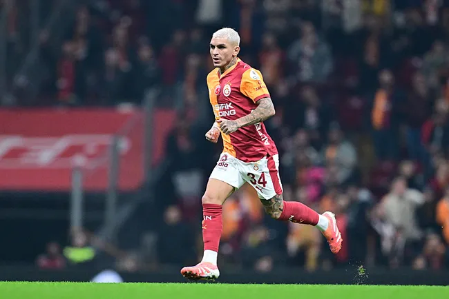 son-dakika-haberi-galatasaray-kasimpasayi-3-golle-gecti-ilk-yariyi-lider-bitirdi-1766343478425.jpg