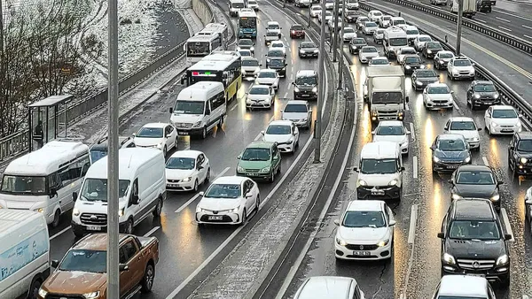 son-dakika-istanbulda-beyaz-kabus-trafik-durma-noktasina-geldi-1610952544641.jpg