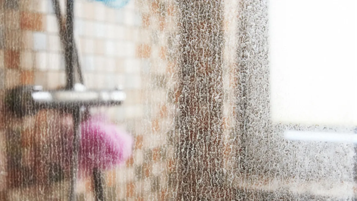 Duş kabinndeki kireç lekelerini 5 dakikada söküp atıyor!