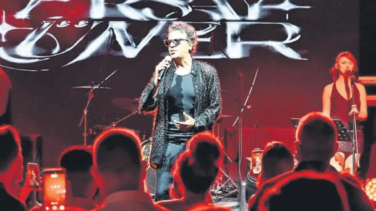 Açılışta 1200 kişiye konser verdi
