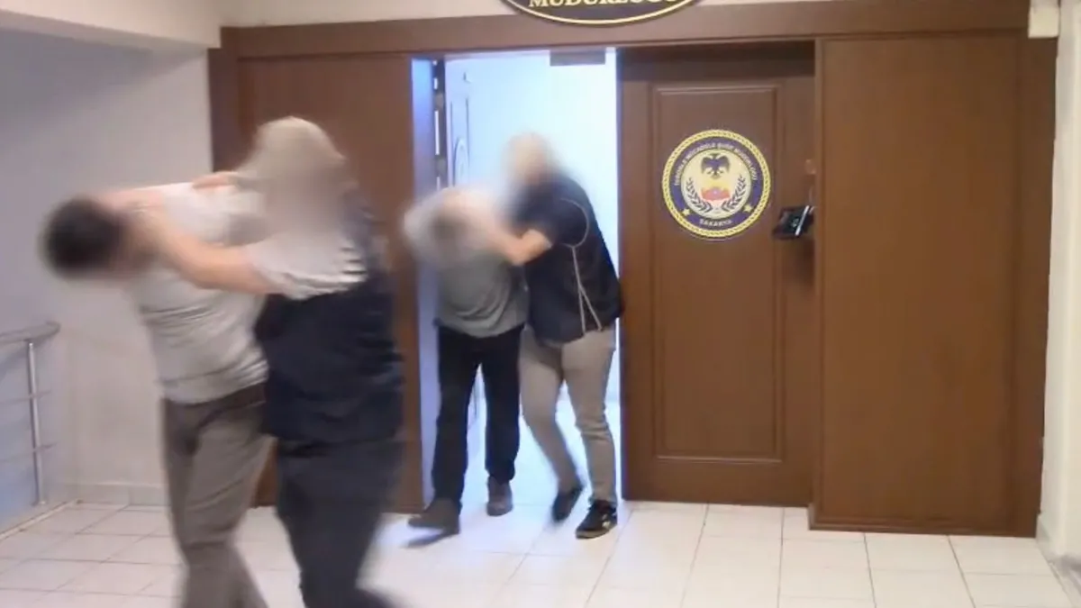Sakarya emniyet binası önünde polis araçları