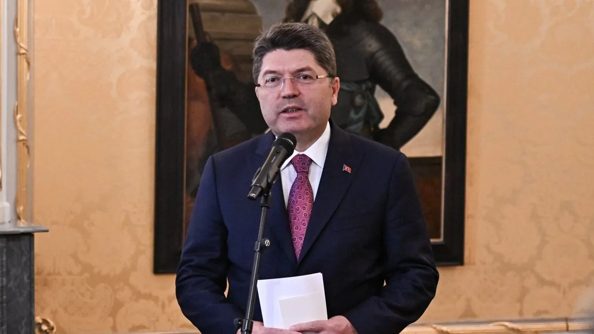 Çalınarak yurtdışına çıkarılmıştı! Tarihi çini Bakan Tunç’a teslim edildi