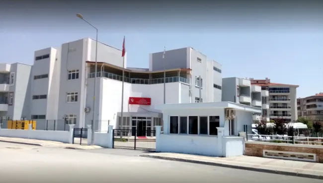 son-dakika-izmirdeki-huzurevinde-igrenc-olay-kadin-bakim-gorevlisini-taciz-etti-1615458599601.jpg İzmir'deki huzurevinde müdür yardımcısı, görevli kadını taciz etti - 2