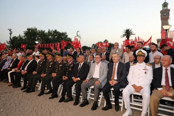 izmirliler-15-temmuzda-konak-meydanina-akin-etti-1689455986773.jpg