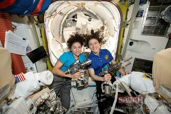 Tarihte bir ilk! İki kadın astronot aynı anda uzay yürüyüşü yaptı!