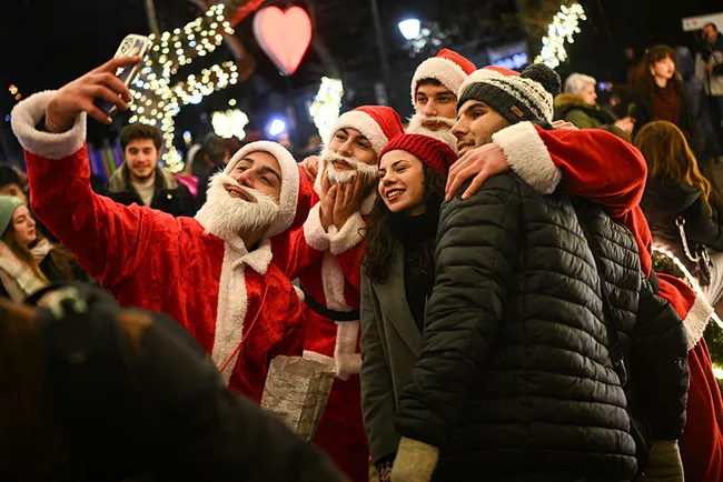 turkiye-2026-yilina-coskuyla-girdi-meydanlar-adeta-dolup-tasti-1767215419058.jpeg (800×534)