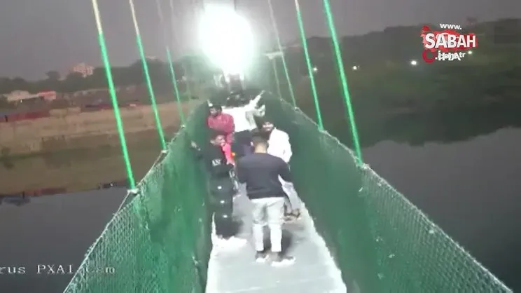 Hindistan’da köprünün çökme anına ait görüntüler ortaya çıktı! Faciada can kaybı 141’e yükseldi | Video