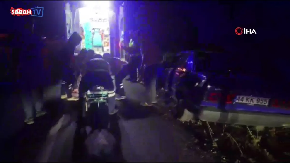 Malatya’da lastiği patlayan otomobil refüje çarptı: 1 yaralı videosunu izle Malatya’da lastiği patlayan otomobil refüje çarptı: 1 yaralı videosunu izle