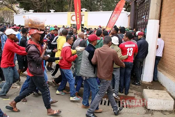 Senegal - Madagaskar maçında izdiham çıktı