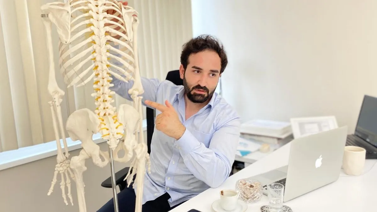 Ünlü Fizyoterapistten ‘Cumhurbaşkanlığı Kartı’ oyunu! İnternetten araştırıp çıktı aldı PVC kaplattı!