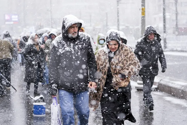 son-dakika-hava-durumu-istanbula-kar-geliyor-meteoroloji-saat-vererek-uyardi-iste-megakentte-karin-baslayacagi-1772000101940.jpg