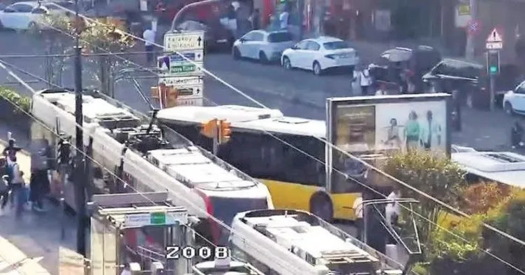 İETT otobüsü tramvaya çarptı