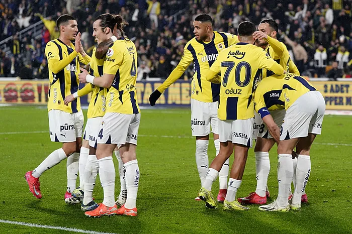 son-dakika-haberi-fenerbahce-antalyaspor-karsisinda-hata-yapmadi-galatasaray-ile-puan-farki-4e-indi-1740944038218.jpeg