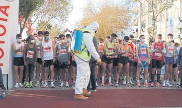 Atletler sağlık emekçileri için kostu