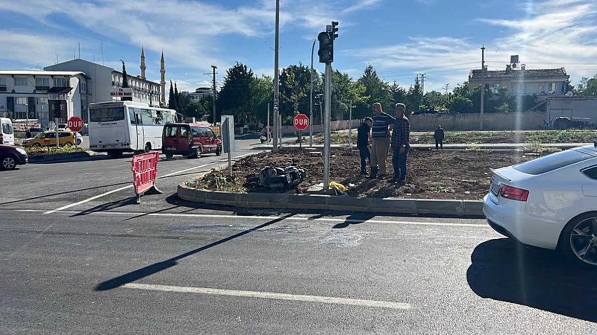 Kilis’te kamyonet ile motosiklet çarpıştı: 3 yaralı