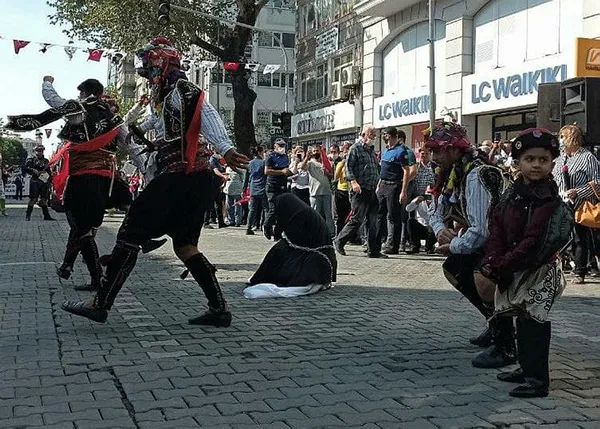 edremitteki-skandal-goruntuler-anadolu-kadinina-hakaret-1631418070943.jpg