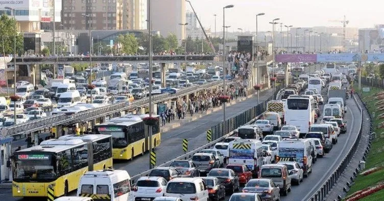 Son dakika: İstanbul’da ilk iş gününde trafik yüzde 60’ı gördü