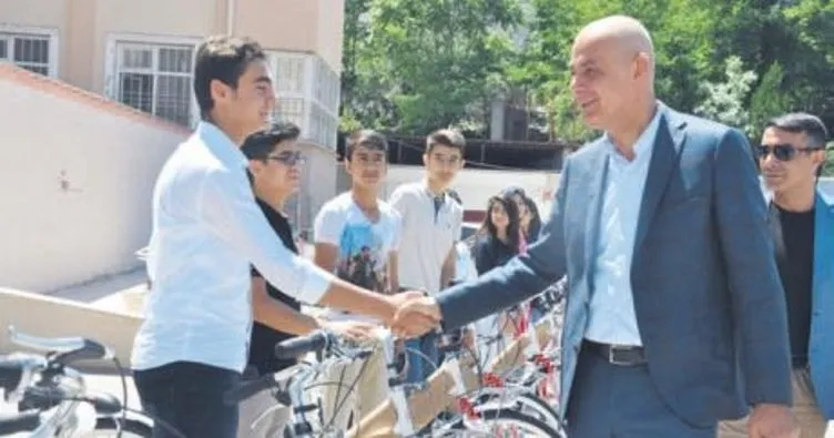 Başarılı öğrencilere hediye bisiklet