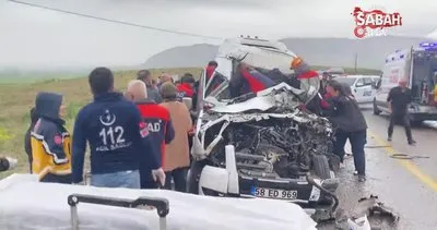Sivas’ta servis aracı ile tır çarpıştı: Ölü ve yaralılar var | Video