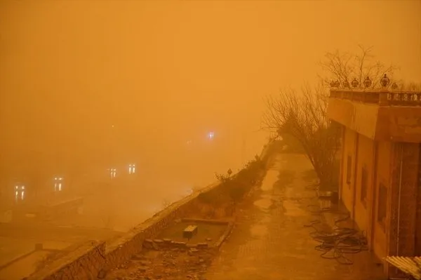 Toz zerrecikleri Güneydoğu'da hayatı olumsuz etkiliyor